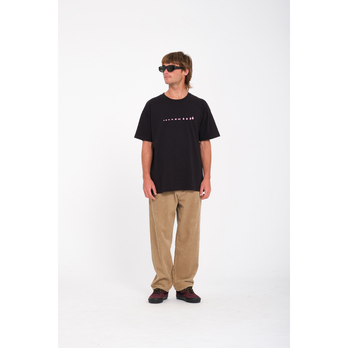 Bekleidung, T-shirt, Hosen, Person, Stehend