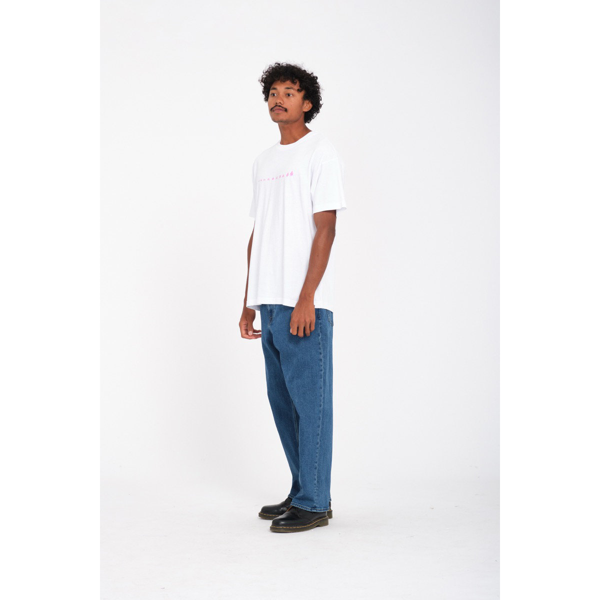 Hosen, T-shirt, Person, Stehend, Jugendlich