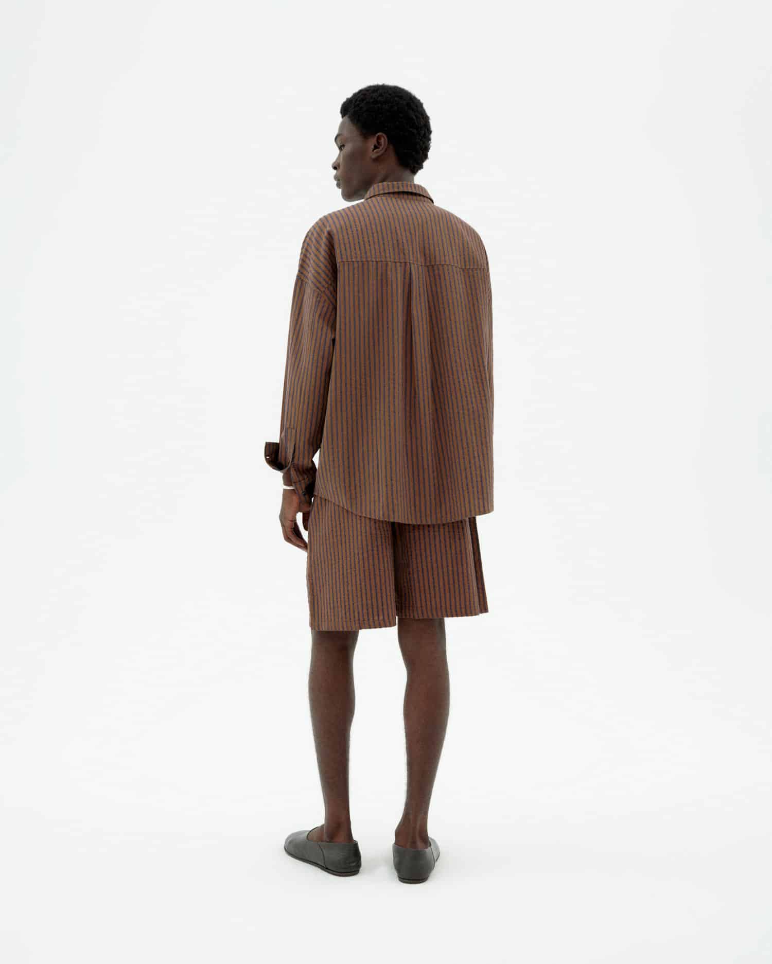 Bekleidung, Hemd, Kleid, Hemd, Person, Langarm, Langarm, Mantel, Person, Stehend, Kleid