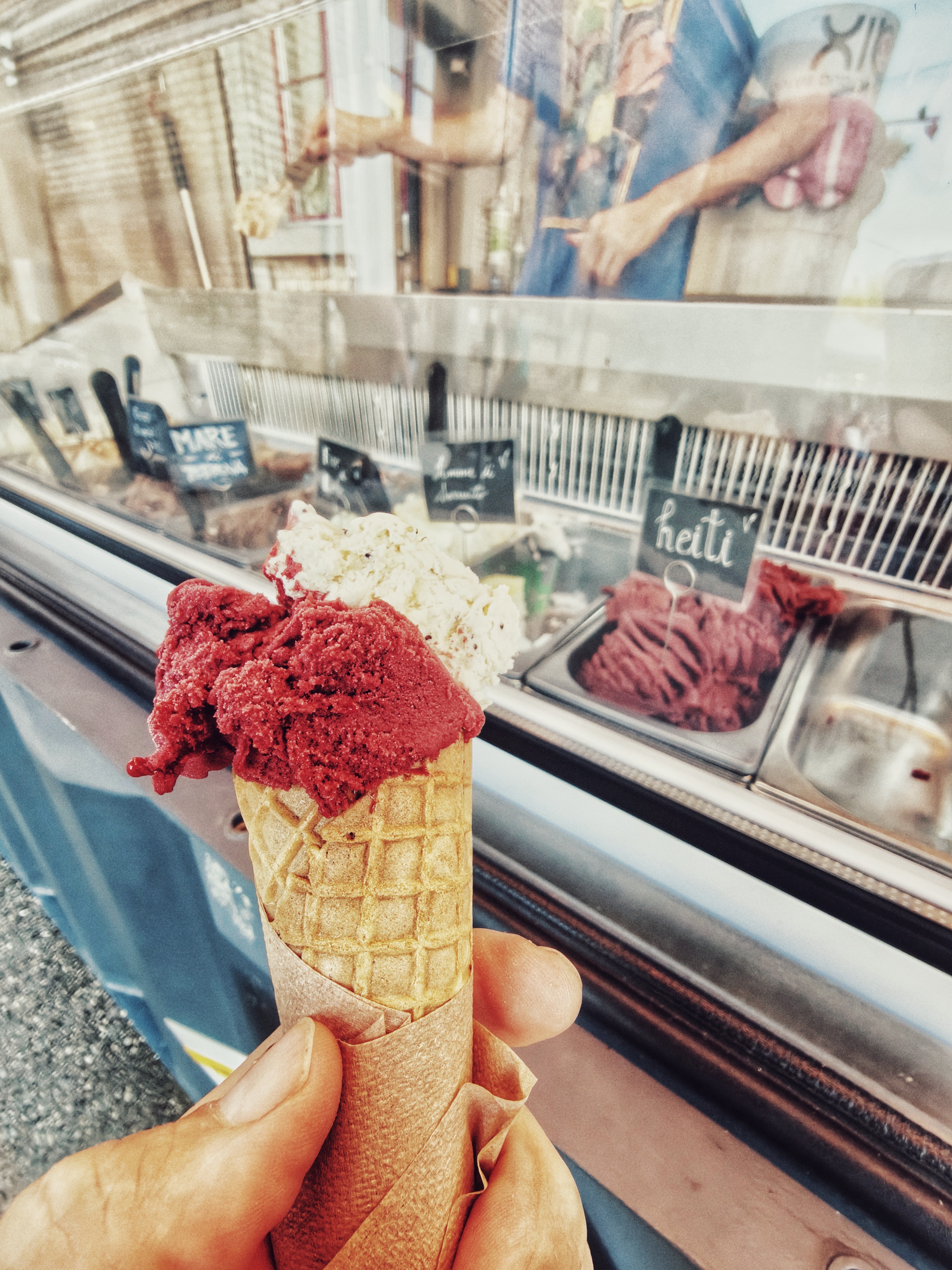 IMG20250918183128 eis, eistüte, eiskonig, erdbeerrot, sorbet