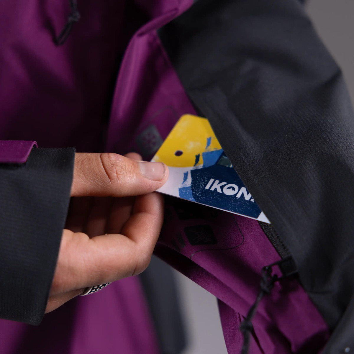 Bekleidung, Mantel, Text, Tasche