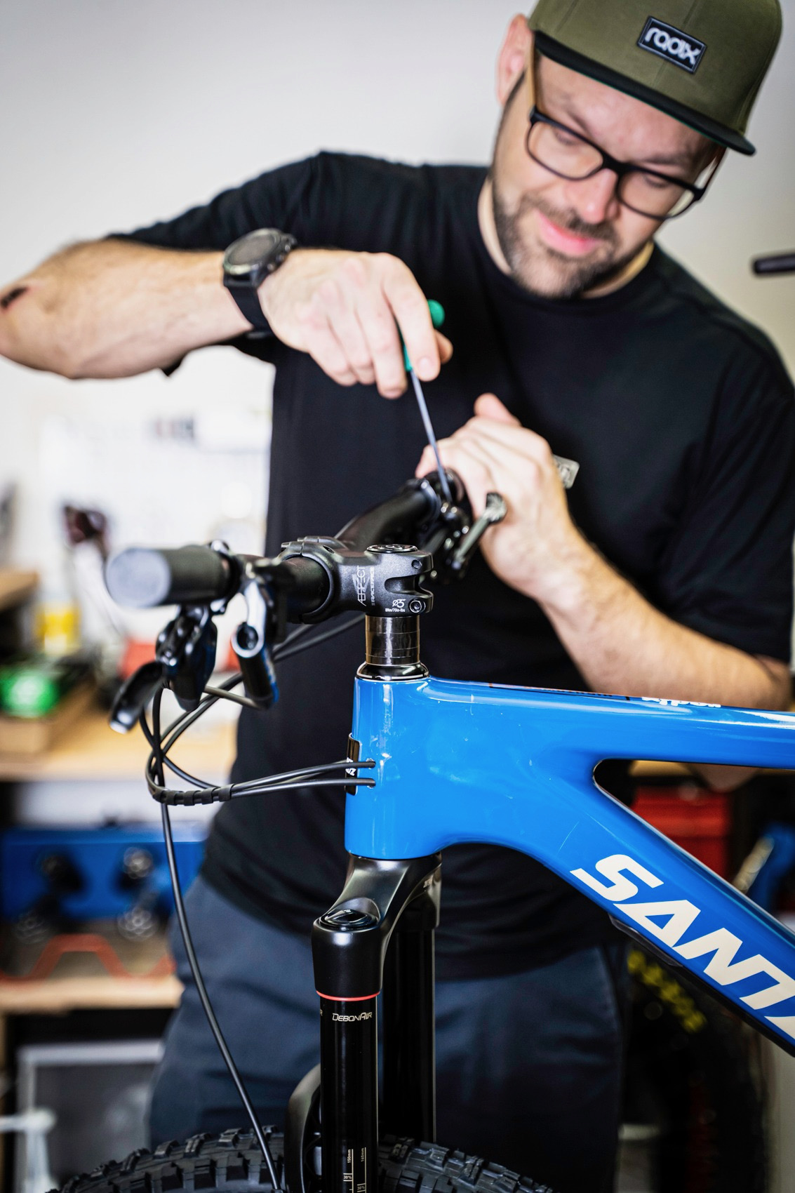 radix-bike-service-4 Finger, Person, Erwachsener, Männlich, Mann