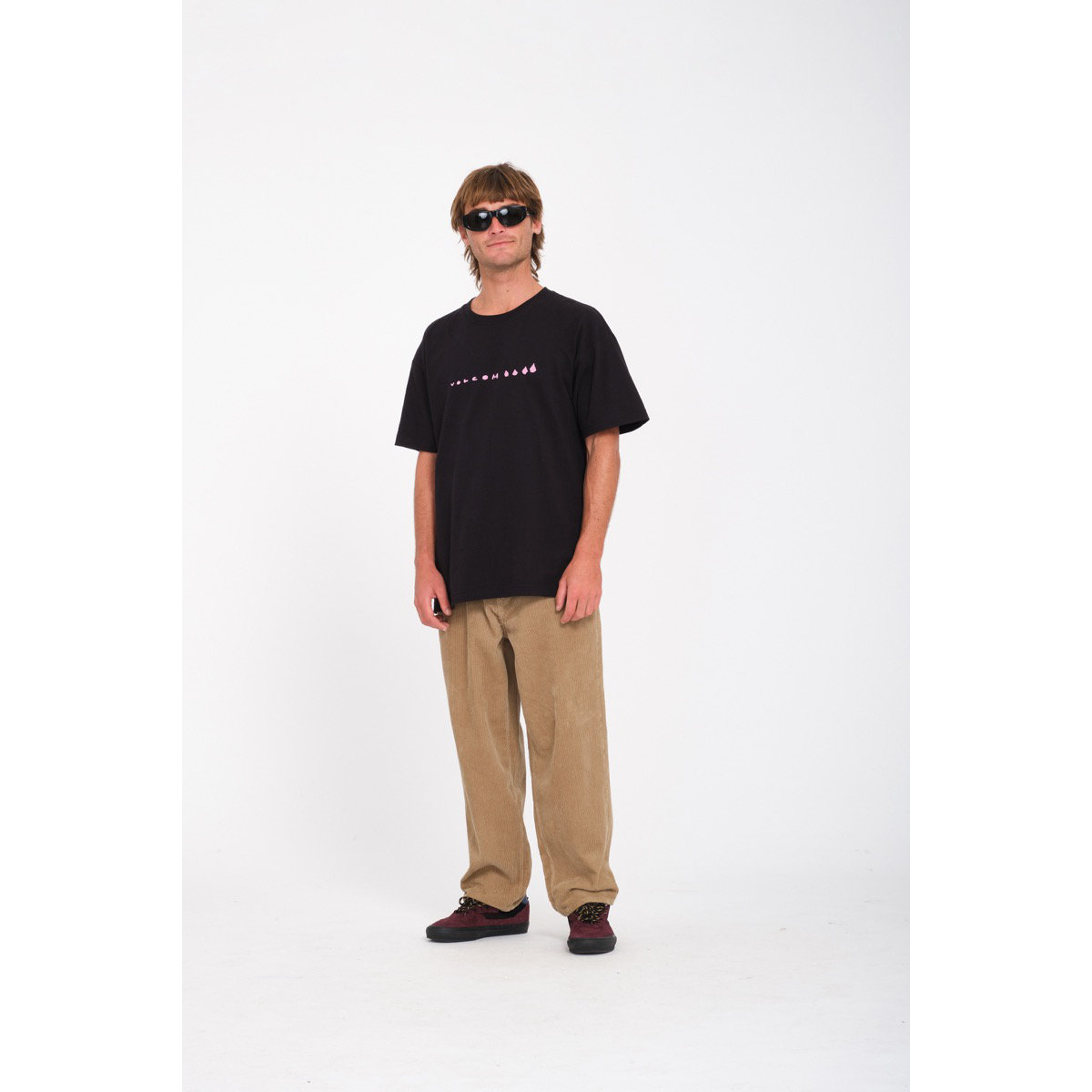 T-shirt, Hosen, Person, Stehend, Ärmel
