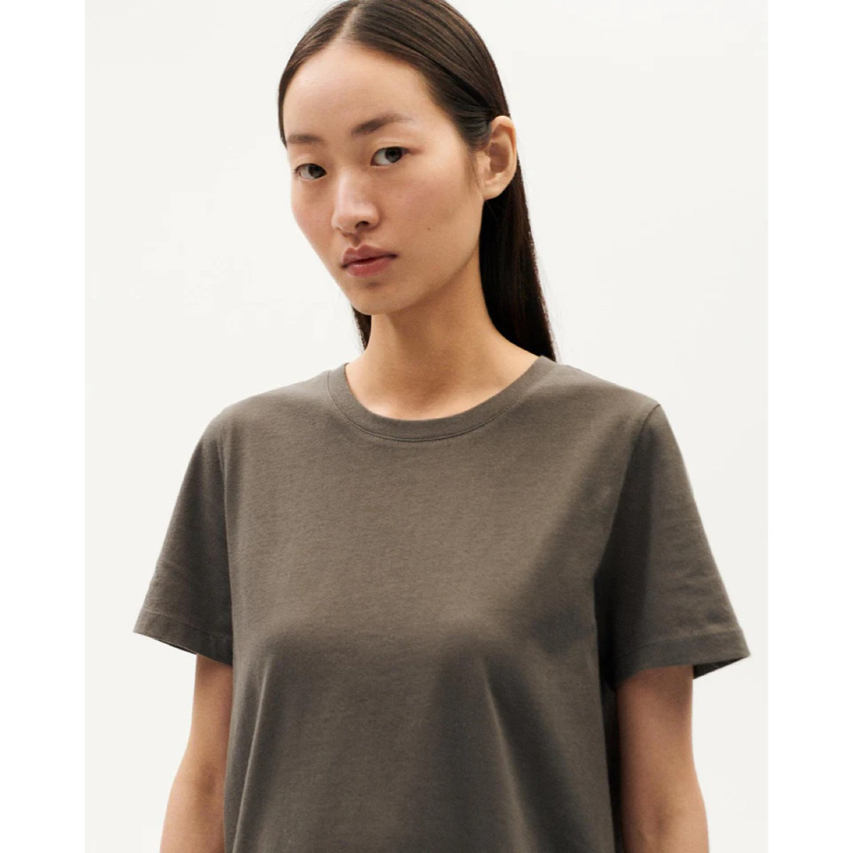 Bekleidung, T-shirt, Hals, Person, Ärmel