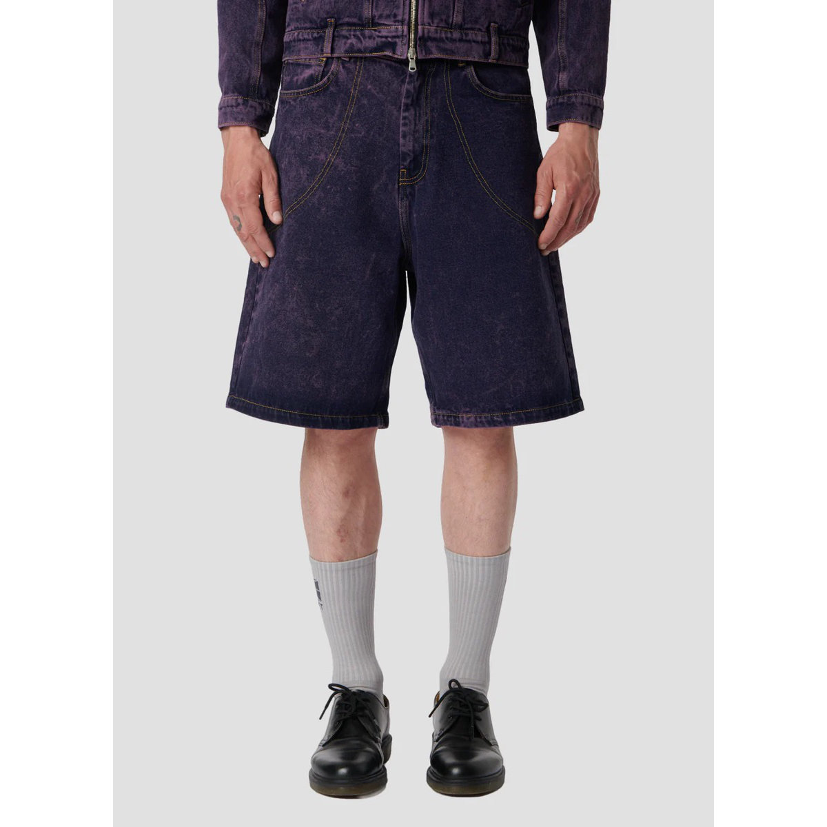 Kurze Hose, Mantel, Hosen, Schuh, Person