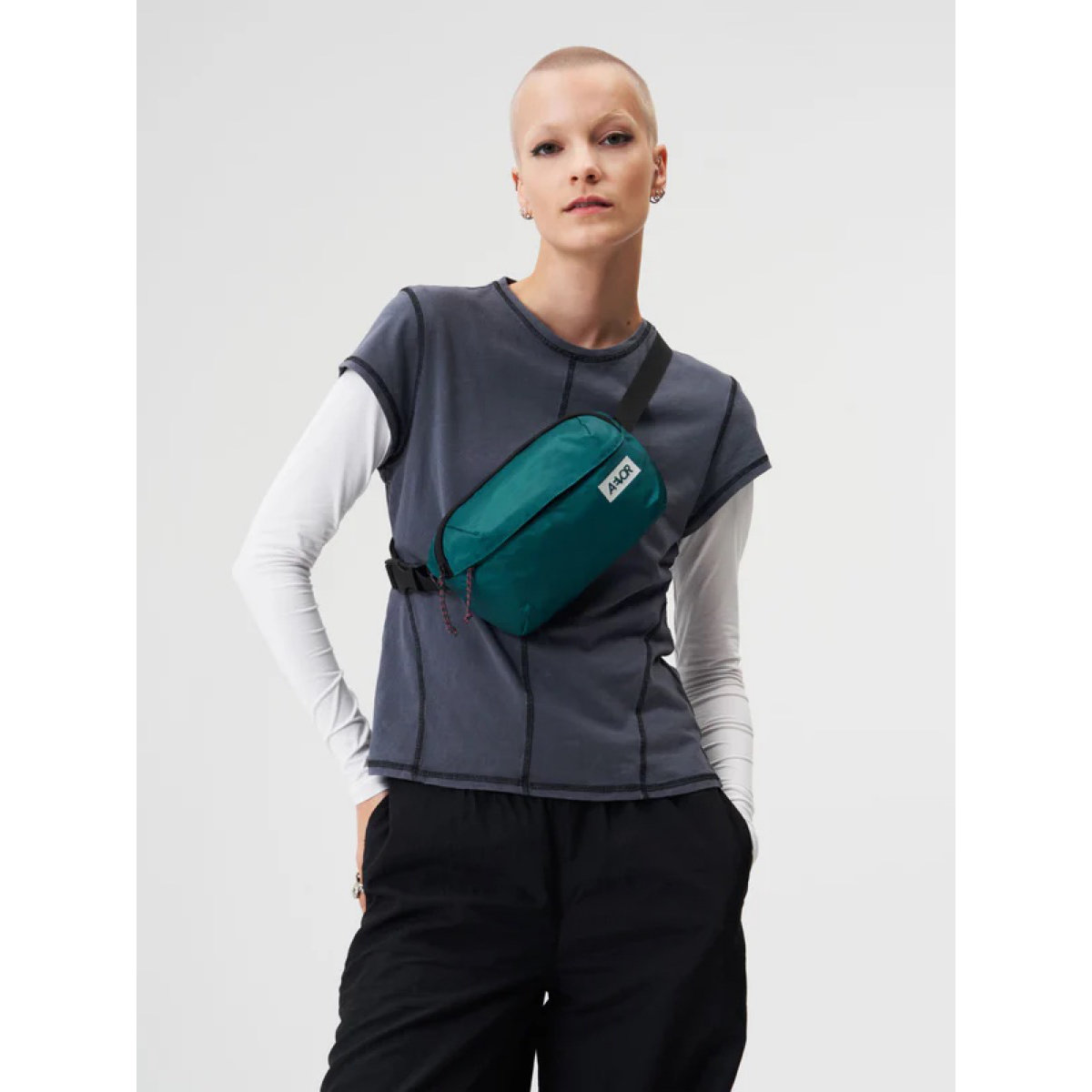 Bekleidung, Weste, Tasche, Person, Rucksack