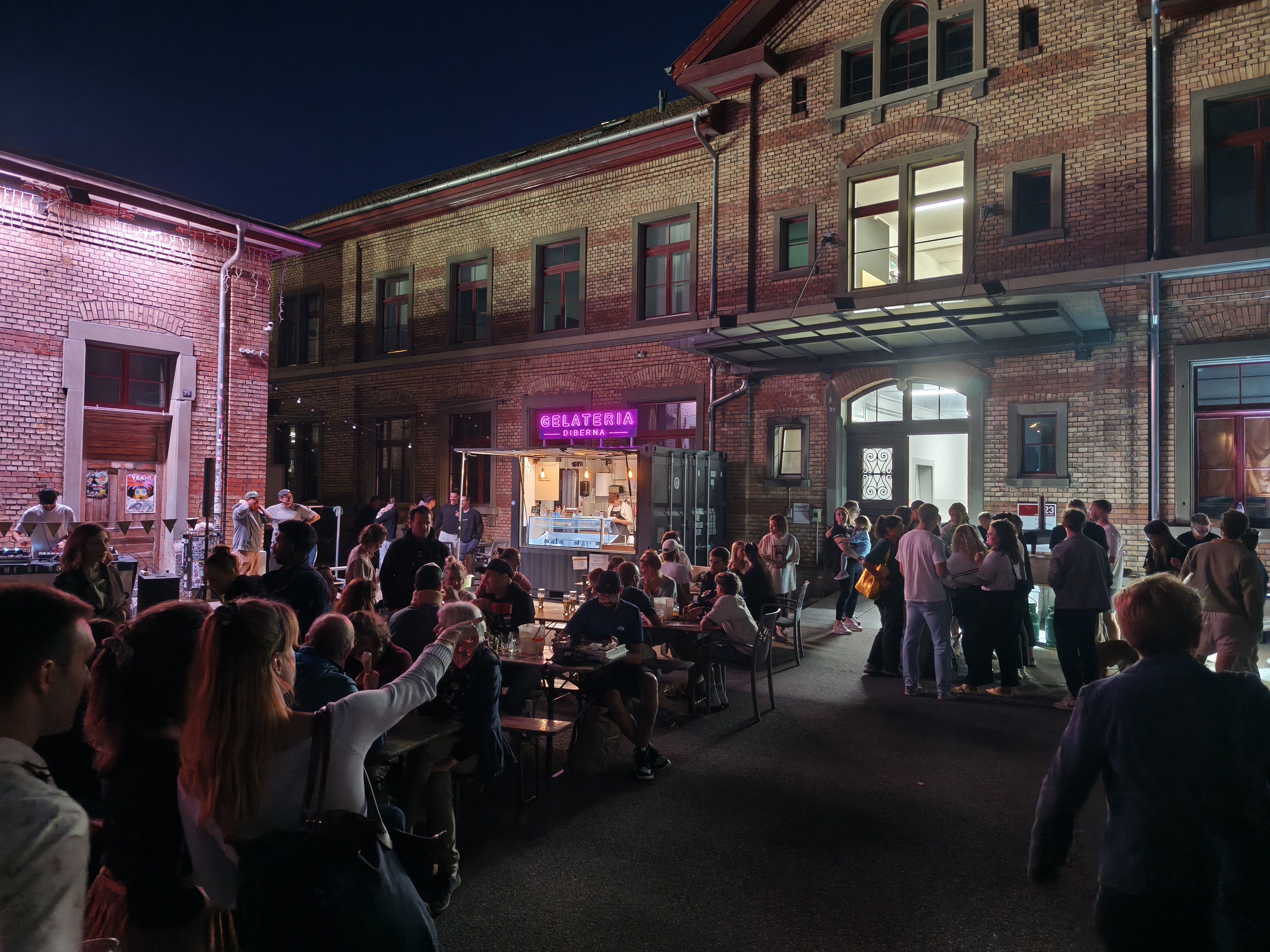 IMG20250919202223 outdoor Nachtveranstaltung, Straßenszene, Gelateria, Neon-Schild, Menschenmenge