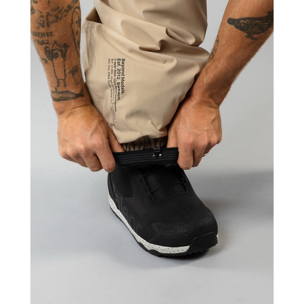 Schuhwerk, Schuh, Sneaker, Haut, Tätowierung